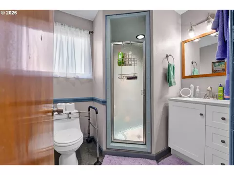 Bath - 389 Maxwell Rd, Eugene, OR 97404 photo 1 of 4