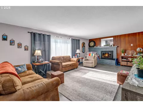 Living - 389 Maxwell Rd, Eugene, OR 97404 photo 2 of 3