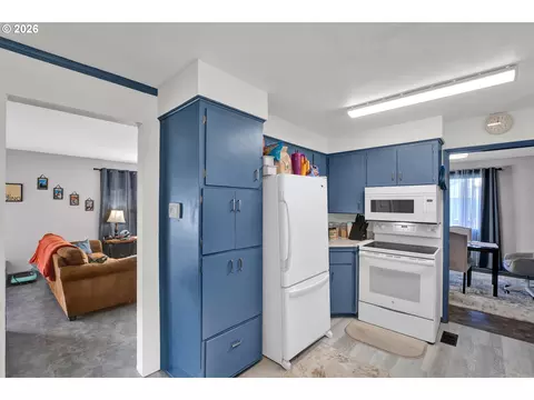 Kitchen - 389 Maxwell Rd, Eugene, OR 97404 photo 3 of 4