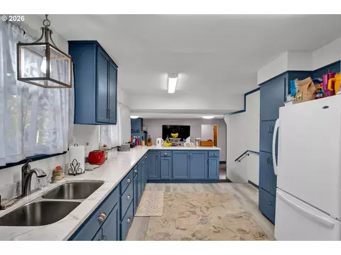 Kitchen - 389 Maxwell Rd, Eugene, OR 97404 photo 1 of 4