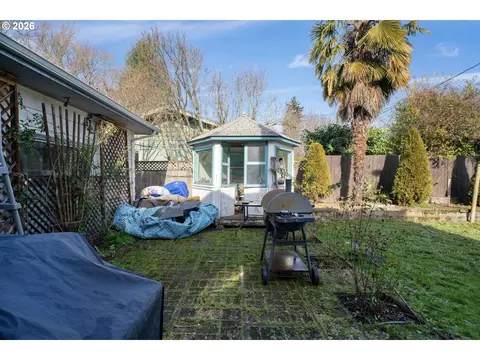 Exterior - 389 Maxwell Rd, Eugene, OR 97404 photo 7 of 8