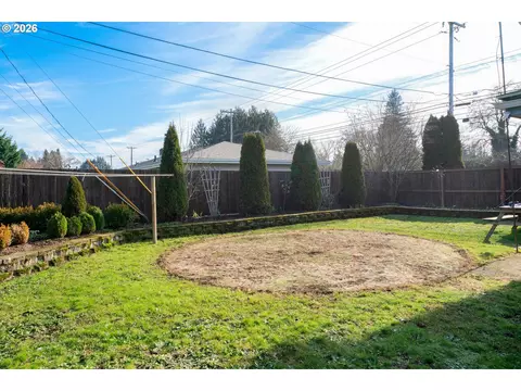 Exterior - 389 Maxwell Rd, Eugene, OR 97404 photo 6 of 8