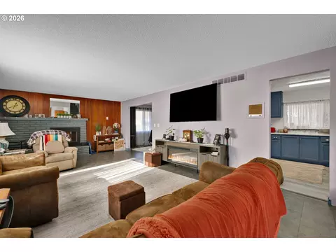 Living - 389 Maxwell Rd, Eugene, OR 97404 photo 1 of 3