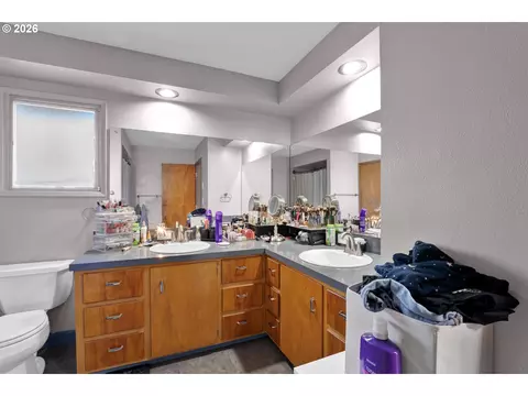 Bath - 389 Maxwell Rd, Eugene, OR 97404 photo 2 of 4