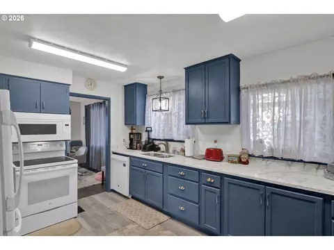 Kitchen - 389 Maxwell Rd, Eugene, OR 97404 photo 2 of 4