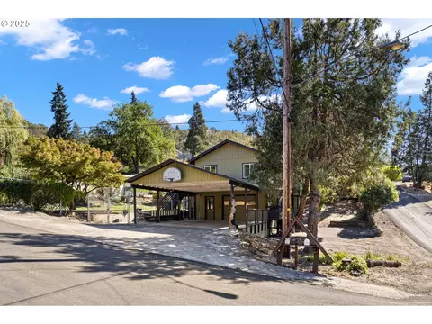 1416 SE Sanford Ave, Roseburg, OR 97470