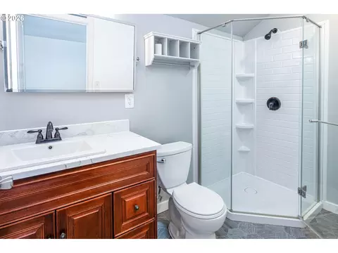 Bath - 258 Waite St, Eugene, OR 97402 photo 4 of 4