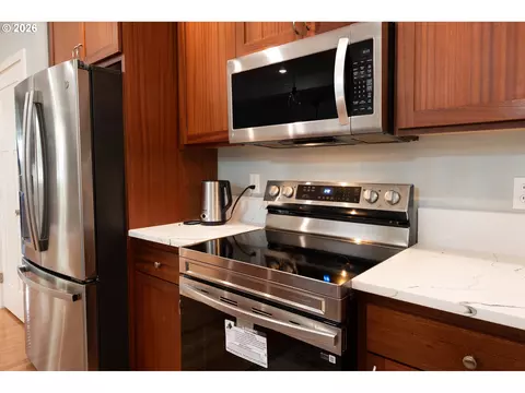 Kitchen - 258 Waite St, Eugene, OR 97402 photo 4 of 5