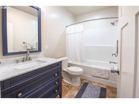 Bath - 258 Waite St, Eugene, OR 97402 photo 3 of 4