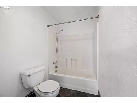Bath - 1980 Princeton Dr, Eugene, OR 97405 photo 2 of 3