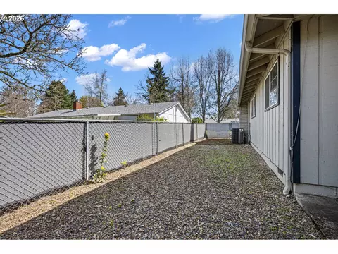 Exterior - 1980 Princeton Dr, Eugene, OR 97405 photo 5 of 9