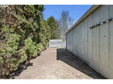 Exterior - 1980 Princeton Dr, Eugene, OR 97405 photo 4 of 9