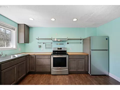 Kitchen - 1980 Princeton Dr, Eugene, OR 97405 photo 5 of 6