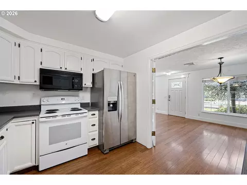 Kitchen - 1980 Princeton Dr, Eugene, OR 97405 photo 3 of 6