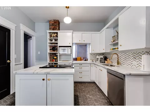 Kitchen - 655 Monroe St, Eugene, OR 97402 photo 5 of 7