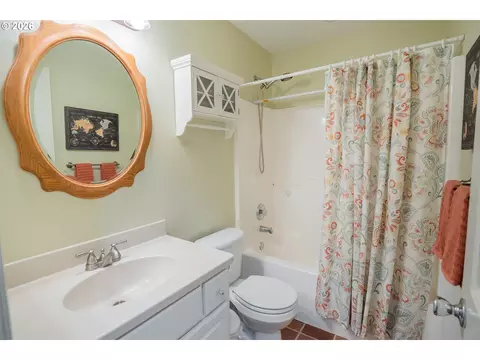 Bath - 5548 Jeffrey Way, Eugene, OR 97402 photo 1 of 3
