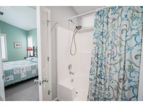 Bath - 5548 Jeffrey Way, Eugene, OR 97402 photo 2 of 3