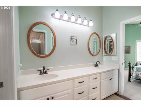 Bath - 5548 Jeffrey Way, Eugene, OR 97402 photo 3 of 3