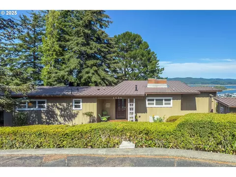 1434 Hillside Ct, Coos Bay, OR 97420