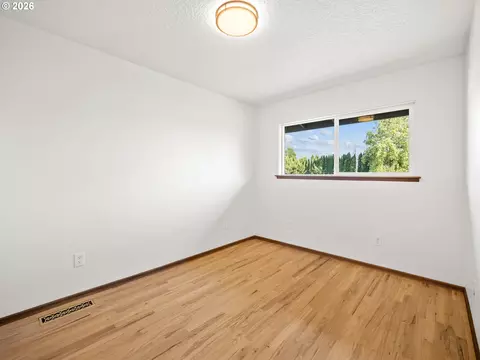 Bedroom - 3329 SE Hillyard Rd, Gresham, OR 97080 photo 3 of 6