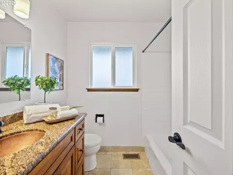 Bath - 3329 SE Hillyard Rd, Gresham, OR 97080 photo 2 of 3