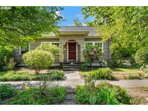 3306 SE Tibbetts St, Portland, OR 97202