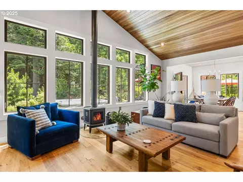 954 SW Spelling Pl, Cascade Locks, OR 97014