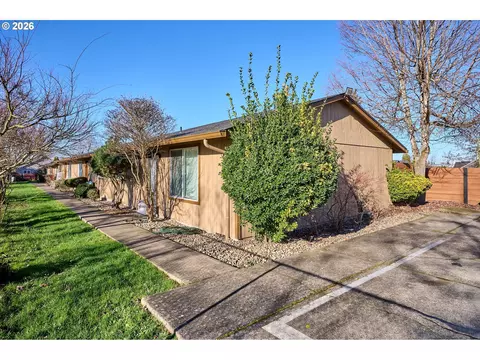 880 N Pershing St, Mount Angel, OR 97362
