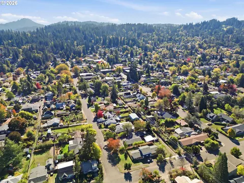 View/Area - W 25th Avenue, Eugene, OR 97405 photo 4 of 6