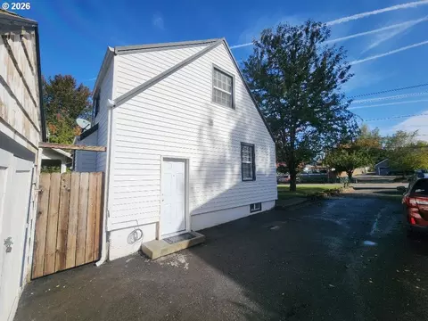 Exterior - 415 SE Roberts Ave, Gresham, OR 97080 photo 4 of 14