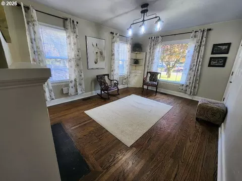 Living - 415 SE Roberts Ave, Gresham, OR 97080 photo 1 of 2
