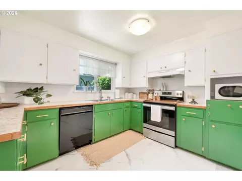 Kitchen - 1480 Bond Ln, Eugene, OR 97401 photo 2 of 6