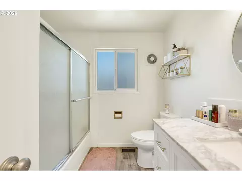 Bath - 1480 Bond Ln, Eugene, OR 97401 photo 2 of 3