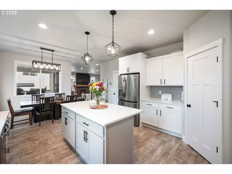 Kitchen - 2188 SW Wallula Ln, Gresham, OR 97080 photo 4 of 4