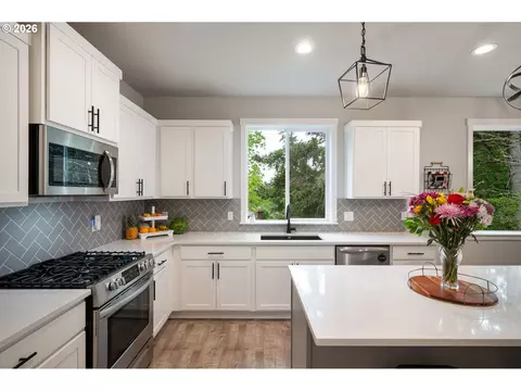 Kitchen - 2188 SW Wallula Ln, Gresham, OR 97080 photo 3 of 4