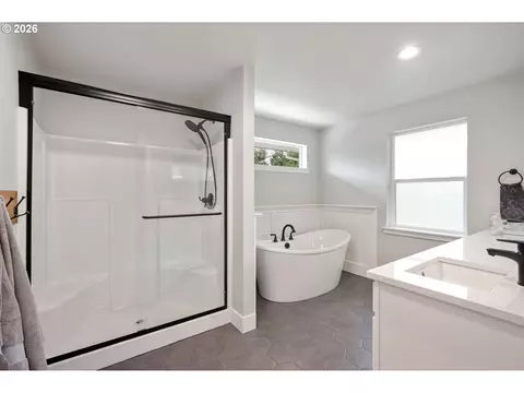 Bath - 2188 SW Wallula Ln, Gresham, OR 97080 photo 2 of 3