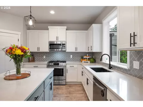 Kitchen - 2188 SW Wallula Ln, Gresham, OR 97080 photo 2 of 4