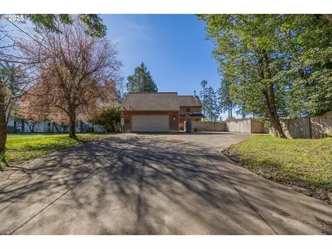 593 W 4th St, Coquille, OR 97423