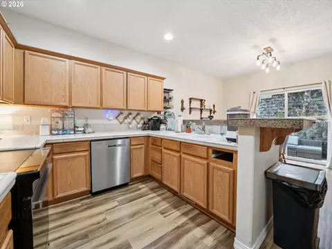 Kitchen - 38771 Barlow Pkwy, Sandy, OR 97055 photo 3 of 5