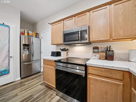 Kitchen - 38771 Barlow Pkwy, Sandy, OR 97055 photo 4 of 5