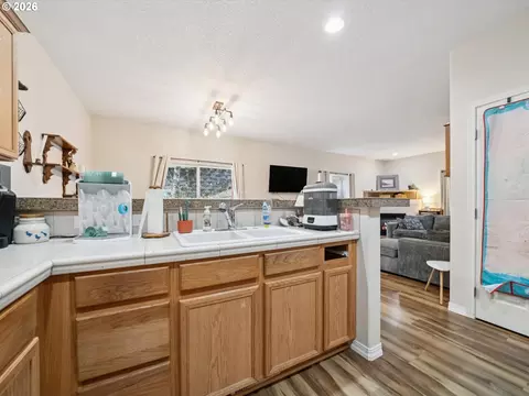 Kitchen - 38771 Barlow Pkwy, Sandy, OR 97055 photo 5 of 5