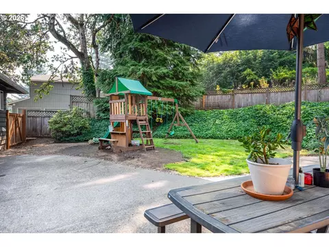 Exterior - 2540 W 22nd Ave, Eugene, OR 97405 photo 5 of 11