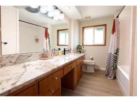 Bath - 2540 W 22nd Ave, Eugene, OR 97405 photo 3 of 5