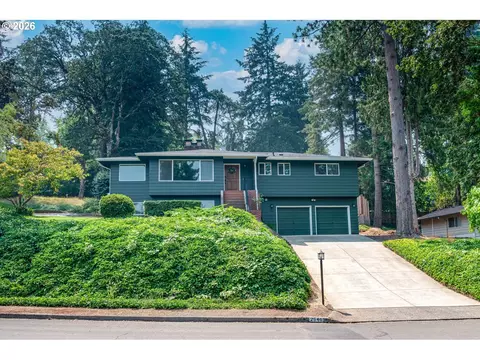 Exterior - 2540 W 22nd Ave, Eugene, OR 97405 photo 2 of 11