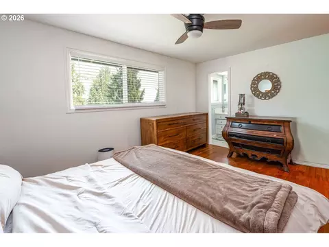 Bedroom - 2540 W 22nd Ave, Eugene, OR 97405 photo 2 of 4
