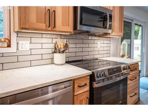 Kitchen - 2540 W 22nd Ave, Eugene, OR 97405 photo 4 of 6