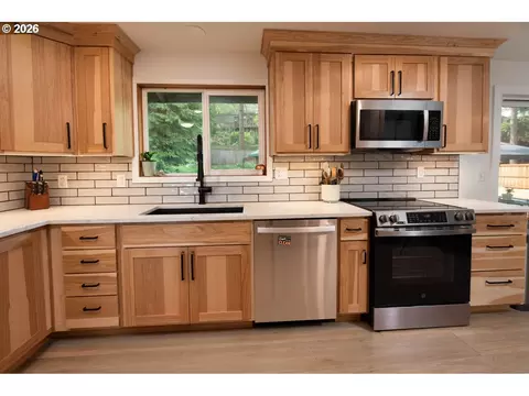 Kitchen - 2540 W 22nd Ave, Eugene, OR 97405 photo 2 of 6