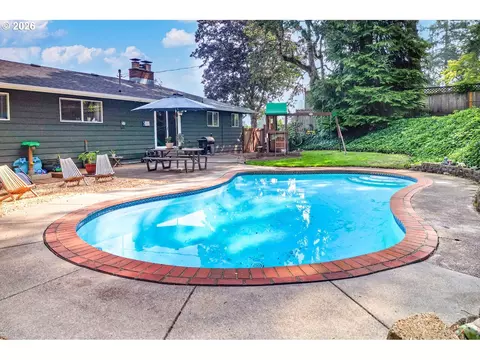 Exterior - 2540 W 22nd Ave, Eugene, OR 97405 photo 3 of 11