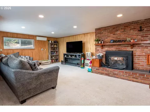 Living - 2540 W 22nd Ave, Eugene, OR 97405 photo 4 of 6
