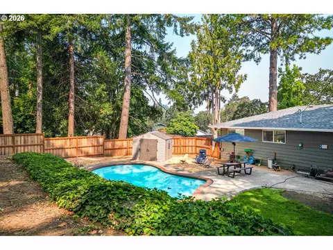 Exterior - 2540 W 22nd Ave, Eugene, OR 97405 photo 7 of 11